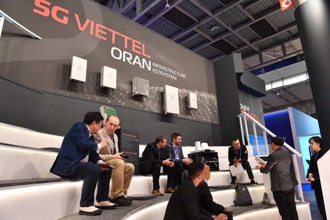 Sóng 5G Việt Nam lần đầu tiên phát tại cộng đồng di động thế giới- Ảnh 1. Hệ sinh thái thiết bị 5G Viettel tại MWC 2024