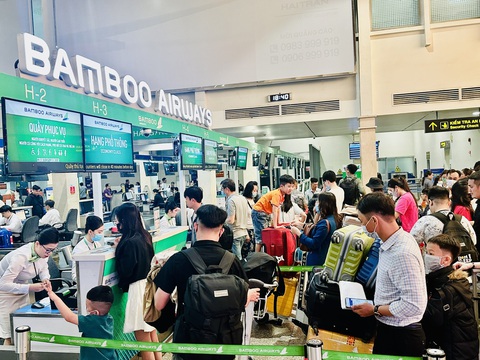 Bamboo Airways đưa tiếp viên xuống làm thủ tục check-in ở sân bay Tân Sơn Nhất- Ảnh 1. Hành khách đi máy bay Bamboo Airways - Ảnh: CÔNG TRUNG