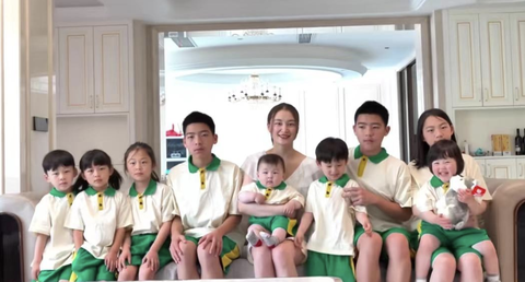 Phấn đấu sinh 12 con cho 'đủ cung hoàng đạo'- Ảnh 2. Nhiều người