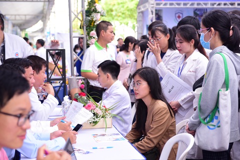 Sở Y tế TP.HCM kiến nghị bác sĩ mới tốt nghiệp thực hành 12 tháng ở bệnh viện, 6 tháng tại trạm y tế- Ảnh 1. Các bác sĩ trẻ vừa hoàn thành 18 tháng thực hành tại trạm y tế gắn liền bệnh viện tham dự một sự kiện kết nối việc làm - Ảnh: DUYÊN PHAN
