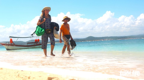 Không chỉ du khách trong nước mà du khách quốc tế còn rất ưu thích vẻ hoang sơ, thơ mộng của hòn đảo - Ảnh: NGUYỄN HOÀNG Không chỉ du khách trong nước mà du khách quốc tế cũng rất ưa thích vẻ hoang sơ, thơ mộng của hòn đảo - Ảnh: NGUYỄN HOÀNG