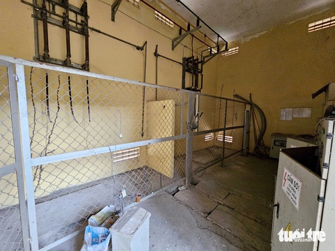 Bỏ bạc tỉ đầu tư dự án nhà ở tại TP.HCM, nhiều người kêu cứu- Ảnh 2. Ngành điện cho biết chủ đầu tư khu nhà ở Tân Nhã Vinh chưa hoàn thành hạ tầng lưới điện theo quy hoạch. Trong ảnh: Trạm điện tại khu nhà ở chưa có các thiết bị điện - Ảnh: NGỌC HIỂN