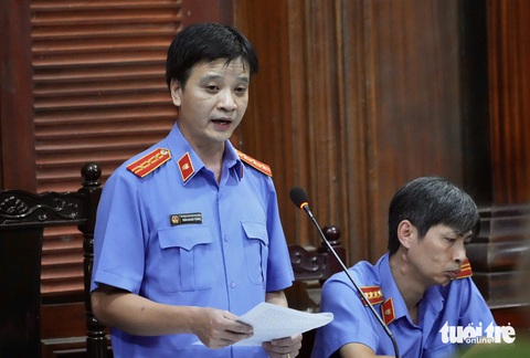 Bà Hàn Ni bị đề nghị mức án đến 2 năm tù, ông Trần Văn Sỹ đến 2 năm 6 tháng tù- Ảnh 1. Đại diện viện kiểm sát trình bày luận tội đối với ông Trần Văn Sỹ và bà Hàn Ni - Ảnh: HỮU HẠNH