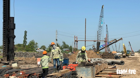 Cao tốc Cao Lãnh - An Hữu sớm hoàn thành phần cầu trong khi chờ cát- Ảnh 2. Thi công dầm sàn liên tục tại vị trí cầu vượt nút giao Mỹ An - Cao Lãnh do Công ty TNHH MTV cơ khí và xây dựng Thiên An thực hiện - Ảnh: ĐẶNG TUYẾT (ảnh chụp ngày 29-2)