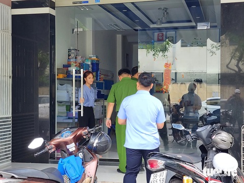 Cô giáo kéo tóc, đánh đập trẻ tự kỷ là cô thực tập; cơ sở không có giấy phép- Ảnh 1. Lực lượng chức năng làm việc tại cơ sở Cầu Vồng trước lời kêu cứu của phụ huynh trên mạng xã hội - Ảnh: M.T.