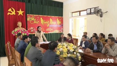 Tạm đình chỉ 2 người nghi 'biển thủ' tiền công đức ở đền Ông Hoàng Mười- Ảnh 3. UBND huyện Hưng Nguyên, Nghệ An tổ chức cuộc họp xác minh thông tin báo chí phản ánh nghi vấn tiêu cực ở đền Ông Hoàng Mười - Ảnh: TÂM PHẠM