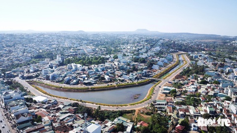 'Đầm lầy' giữa phố Pleiku biến hình thành suối hoa rực rỡ- Ảnh 4. Suối Hội Phú uốn lượn mềm mại giữa lòng đô thị Pleiku - Ảnh: TẤN LỰC