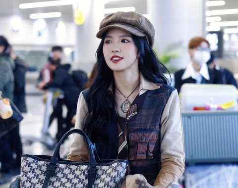 Suni Hạ Linh xuất hiện ở sân bay của Trung Quốc - Nguồn: Weibo Suni Hạ Linh xuất hiện ở sân bay của Trung Quốc - Nguồn: Weibo