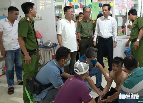 Người đàn ông dương tính với ma túy xách dao vào trường mầm non- Ảnh 1. Nguyễn Bá Quân khi bị lực lượng công an khống chế, bắt giữ - Ảnh: H.T.