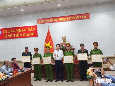 Người đàn ông dương tính với ma túy xách dao vào trường mầm non- Ảnh 2. Ông Nguyễn Thành Diệu - phó chủ tịch UBND tỉnh - đã trao bằng khen tặng 4 tập thể - Ảnh: H.T.