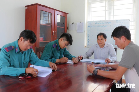 Bị hành hung đến hỏng một mắt, vẫn gắn bó với nghề bảo vệ rừng- Ảnh 2. Do sức khỏe nên anh Nguyễn Nhất Chung không còn đi rừng, mà được bố trí công việc khác phù hợp ở Trạm quản lý bảo vệ rừng Phước Diêm - Ảnh: DUY NGỌC