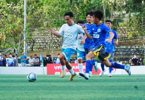 Những pha tranh chấp nảy lửa trong trận khai mạc giữa Trường Đại học Nha Trang (áo trắng) và Đại học Khánh Hòa (áo xanh) - Ảnh: TRẦN HOÀI Một pha tranh chấp trong trận khai mạc giữa Trường đại học Nha Trang (áo trắng) và Trường đại học Khánh Hòa (áo xanh) - Ảnh: TRẦN HOÀI