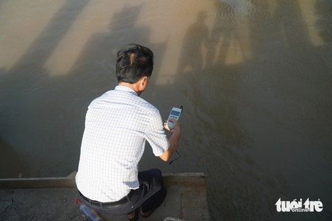 Cống ngăn mặn lớn thứ 2 miền Tây đóng sớm hơn kế hoạch do mặn xâm nhập nhanh- Ảnh 2. Các cơ quan chức năng đo độ mặn trên kênh Nguyễn Tấn Thành, trước khi quyết định đóng cống sớm hơn dự kiến ban đầu - Ảnh: MẬU TRƯỜNG
