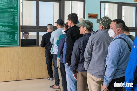 Những tín hiệu vui ở cửa khẩu quốc tế La Lay- Ảnh 1. Lượng người xuất cảnh qua Lào làm việc tăng 30% so với cùng kỳ - Ảnh: HOÀNG TÁO