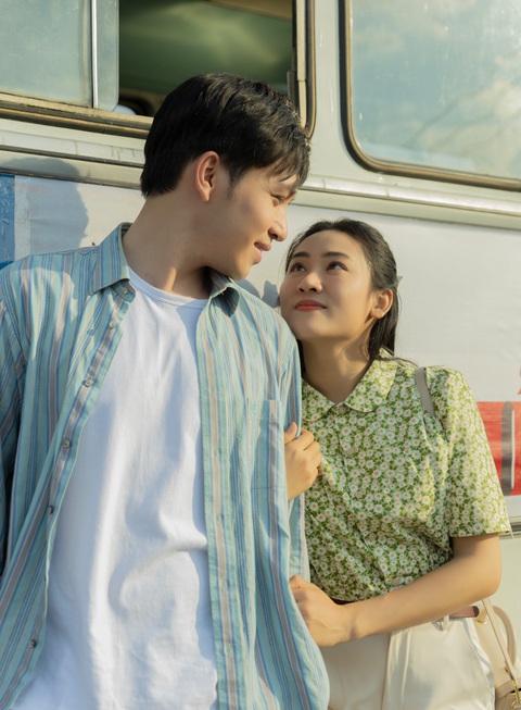 Bạch Công Khanh và Trúc Mây quay một cảnh hôn mất 3 ngày- Ảnh 3. Cảnh hôn duy nhất của cặp đôi trên phim được đánh giá lãng mạn và sáng tạo
