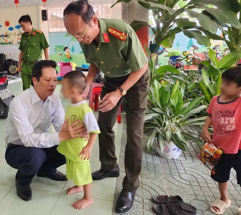 Ông Nguyễn Thành Diệu (áo trắng)phó chủ tịch UBDND tỉnh Tiền Giang cùng đại tá Nguyễn Văn Nhựt giám đốc Công an tỉnh Tiền Giang thăm hỏi bé - Ảnh: HOÀI THƯƠNG Ông Nguyễn Thành Diệu (áo trắng) - phó chủ tịch UBDND tỉnh Tiền Giang, cùng đại tá Nguyễn Văn Nhựt - giám đốc Công an tỉnh Tiền Giang, động viên các cháu bé sau vụ việc - Ảnh: HOÀI THƯƠNG