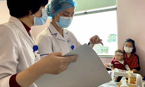 Chờ thăm khám tại Bệnh viện Nhi trung ương - Ảnh: D.LIỄU Trẻ chờ thăm khám tại Bệnh viện Nhi trung ương - Ảnh: D.LIỄU