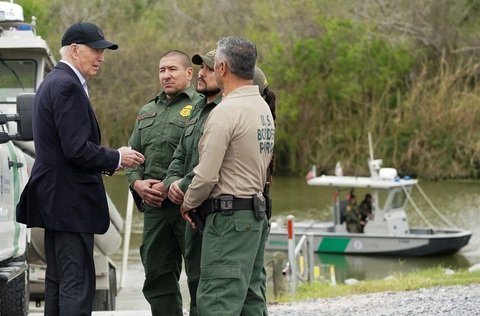 Ông Biden và ông Trump tới biên giới với Mexico cùng ngày- Ảnh 1. Tổng thống Biden nghe báo cáo và trao đổi với các nhân viên biên phòng ngày 29-2 - Ảnh: REUTERS