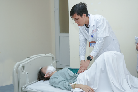 Bác sĩ thăm khám cho bệnh nhân sau phẫu thuật - Ảnh: BVCC Bác sĩ thăm khám cho bệnh nhân sau phẫu thuật - Ảnh: BVCC