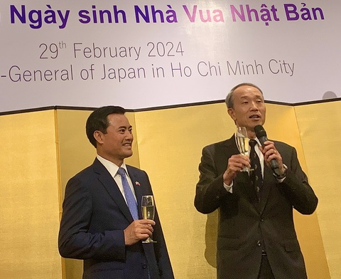 Tổng lãnh sự Nhật Bản tại TP.HCM Ono Masuo (phải) và Phó Chủ tịch UBNG TP.HCM Bùi Xuân Cường tại sự kiện tối 29-2. Ảnh: Q.TR Tổng lãnh sự Nhật Bản tại TP.HCM Ono Masuo (phải) và Phó chủ tịch UBND TP.HCM Bùi Xuân Cường tại sự kiện tối 29-2 - Ảnh: Q.TR.