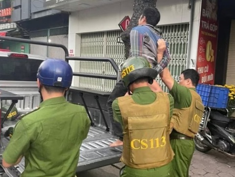 Khống chế người đàn ông cầm dao la hét, dọa đâm người ở TP Quảng Ngãi- Ảnh 1. Người đàn ông bị khống chế sau khi la hét, dọa đâm người khác gây náo loạn TP Quảng Ngãi - Ảnh: T.S.