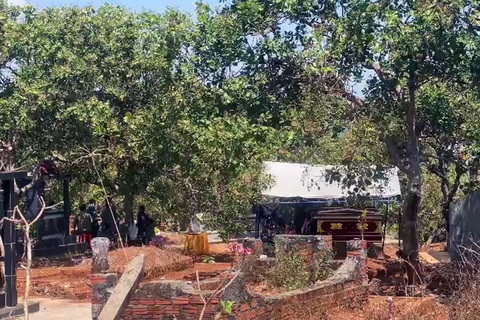 Xác minh cái chết của người đàn ông uống thuốc trừ sâu, trên người có nhiều vết bầm- Ảnh 1. Lực lượng chức năng Bình Phước tổ chức khám nghiệm, điều tra nguyên nhân người đàn ông chết sau khi uống thuốc trừ sâu, trên người có vết bầm bất thường - Ảnh: AN BÌNH