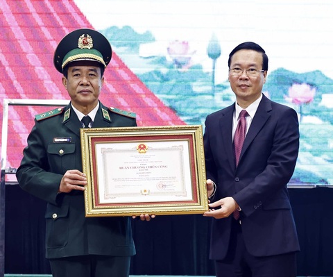 Chủ tịch nước trao Huân chương Chiến công hạng nhì cho Bộ đội biên phòng- Ảnh 2. Chủ tịch nước Võ Văn Thưởng trao Huân chương Chiến công hạng nhì cho lực lượng Bộ đội biên phòng - Ảnh: TTXVN