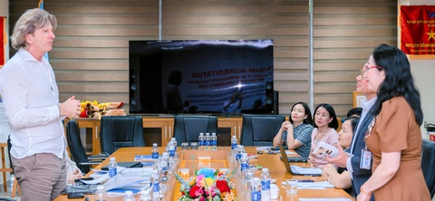 Sinh viên Trường đại học Công nghệ thông tin có cơ hội học ở nước ngoài miễn phí- Ảnh 2. GS Ulrich đề xuất khoa hệ thống thông tin Trường đại học Công nghệ thông tin (Đại học Quốc gia TP.HCM) gia nhập IS: link, tại phiên họp cuối tổng kết khi đánh giá ASIIN - Ảnh: TRƯƠNG DŨNG