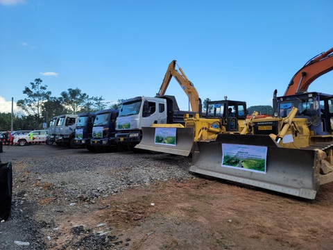 Chủ tịch Quốc hội ấn nút động thổ dự án giao thông kết nối Khánh Hòa - Ninh Thuận - Lâm Đồng- Ảnh 3. Máy móc, thiết bị khởi động tại buổi lễ động thổ dự án - Ảnh: TRẦN HƯỚNG