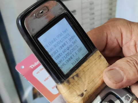 Không phải tất cả điện thoại 2G đều bị ngắt sóng từ ngày 1-3-2024 - Ảnh: ĐỨC THIỆN Có phải tất cả điện thoại 2G đều bị ngắt sóng từ ngày 1-3-2024? - Ảnh: ĐỨC THIỆN
