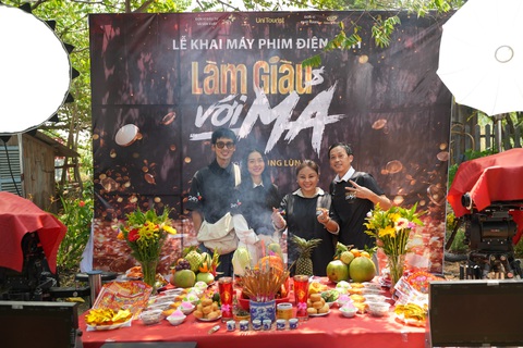 Sau Mai, Tuấn Trần tiếp tục Tuấn Trần, Diệp Bảo Ngọc, Lê Giang, NSƯT Hoài Linh (từ trái qua) trong ngày khai máy Làm giàu với ma