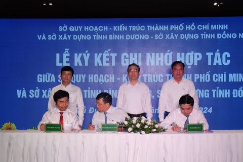 Thành ủy Biên Hòa, Dĩ An, Thuận An, Thủ Đức, ĐH Quốc gia TP phối hợp mở nhiều tuyến xe buýt chung- Ảnh 2. Cũng tại buổi lễ, Sở Quy hoạch Kiến trúc TP.HCM, Sở Xây dựng tỉnh Đồng Nai và Sở Xây dựng tỉnh Bình Dương có bản ghi nhớ hợp tác nghiên cứu, trao đổi chuyên môn, kinh nghiệm trên lĩnh vực quy hoạch, kiến trúc, quản lý đô thị - Ảnh: TIẾN LONG