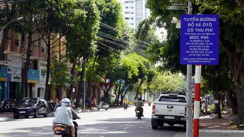 Một năm thu phí vỉa hè, lòng đường, một phường được 1,1 tỉ đồng- Ảnh 2. Đường Trương Văn Bang, phường 7, TP Vũng Tàu - một trong năm tuyến đường của phường này có thu phí đậu xe dưới lòng đường - Ảnh: ĐÔNG HÀ