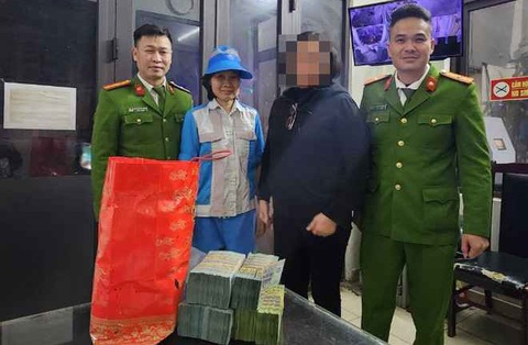 'Vứt' gần 1,2 tỉ đồng vào thùng rác, được công an tìm giúp- Ảnh 1. Công an và nhân viên công ty môi trường trao trả lại số tiền ông H. bỏ nhầm vào thùng rác - Ảnh: Công an cung cấp