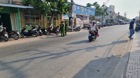 Công an phong tỏa, vây bắt người đàn ông xách dao xông vào trường mầm non- Ảnh 3. Lực lượng chức năng phong tỏa ngoài trường mầm non
