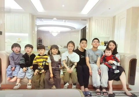 Phấn đấu sinh 12 con cho 'đủ cung hoàng đạo'- Ảnh 1. Gia đình