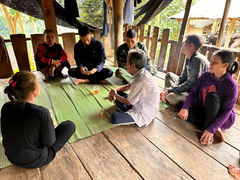 Giải cứu cô gái 18 tuổi bị lừa vào quán karaoke, massage- Ảnh 1. Người dân tập trung tại nhà Việt để động viên cô gái trẻ sau khi được giải cứu khỏi quán karaoke, massage - Ảnh: T.S.