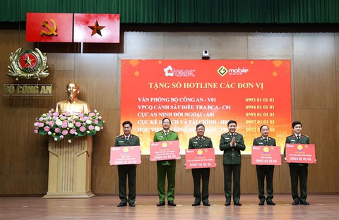Phát động sử dụng mạng viễn thông di động Gtel Mobile- Ảnh 2. Trung tướng Nguyễn Minh Chính, cục trưởng Cục An ninh mạng và phòng chống tội phạm sử dụng công nghệ cao, trao 5 số hotline cho 5 đơn vị thuộc Bộ Công an