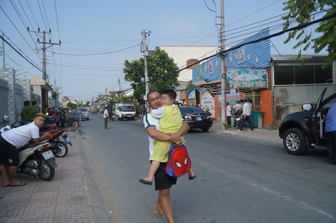 Công an phong tỏa, vây bắt người đàn ông xách dao xông vào trường mầm non- Ảnh 6. Một số phụ huynh đến đón con về sau khi công an đưa Q. đi