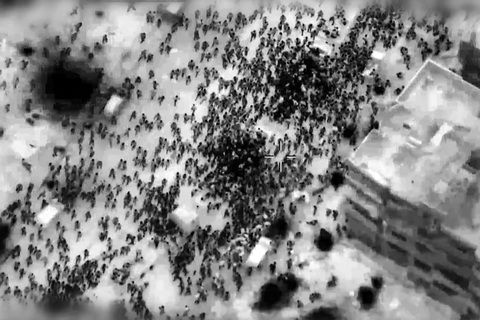 Hình ảnh lấy từ video do quân đội Israel công bố ngày 29-2, cho thấy người dân Palestine tập trung rất đông xung quanh xe tải viện trợ ở thành phố Gaza - Ảnh: AFP Hình ảnh lấy từ video do quân đội Israel công bố ngày 29-2, cho thấy người dân Palestine tập trung rất đông xung quanh xe tải viện trợ ở thành phố Gaza - Ảnh: AFP