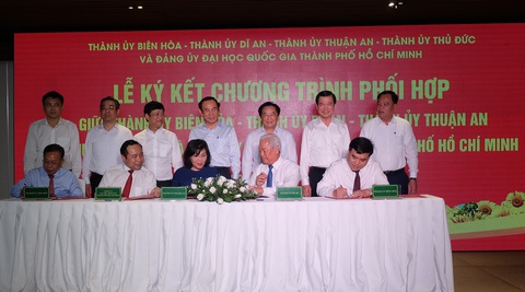 Thành ủy Biên Hòa, Dĩ An, Thuận An, Thủ Đức, ĐH Quốc gia TP phối hợp mở nhiều tuyến xe buýt chung- Ảnh 1. Lãnh đạo Thành ủy Biên Hòa, Dĩ An, Thuận An, Thủ Đức và Đại học Quốc gia TP.HCM ký kết phối hợp trong giai đoạn 2024 - 2025 - Ảnh: TIẾN LONG