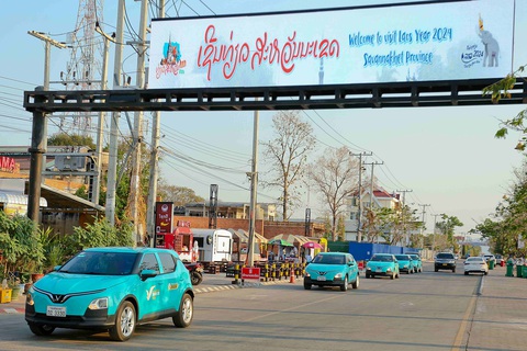 Taxi điện của Xanh SM đã có mặt tại Savannakhet- Ảnh 1. Những chiếc xe taxi Xanh SM đầu tiên có mặt tại tỉnh Savannakhet (Lào). Ảnh: Đ.H
