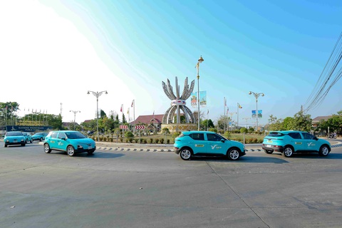 Taxi điện của Xanh SM đã có mặt tại Savannakhet- Ảnh 2. Từ ngày 01/03, người dân địa phương và khách du lịch khi tới Savannakhet có thể sử dụng dịch vụ vận chuyển bằng taxi điện Xanh SM. Ảnh: Đ.H