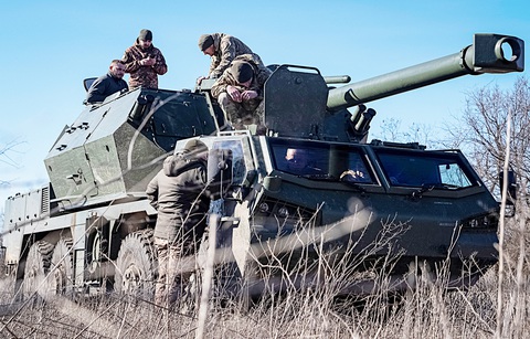 Các quân nhân Ukraine chiến đấu ở gần thị trấn Bakhmut (Donetsk) vào ngày 28-2 - Ảnh: Reuters Các quân nhân Ukraine chiến đấu ở gần thị trấn Bakhmut (Donetsk) vào ngày 28-2 - Ảnh: Reuters
