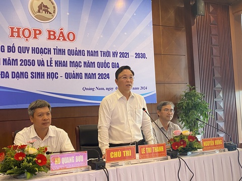 Quy hoạch Quảng Nam: Sáp nhập Tam Kỳ và Núi Thành phát triển thành đô thị loại I- Ảnh 4. Lãnh đạo tỉnh phát biểu tại buổi họp báo - Ảnh: LÊ TRUNG