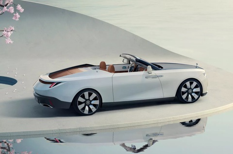 Rolls-Royce hàng thửa đắt nhất thế giới giá 740 tỉ đồng- Ảnh 5. Có 233 miếng gỗ trên xe. Trong đó, có 76 miếng ốp trên đuôi xe. Các kỹ sư đã phải sử dụng kỹ thuật trong làng xe F1 để chế tạo ra loại sợi carbon cứng có thể chịu được những điều kiện khắc nghiệt cùng lớp sơn mài gỗ đặc biệt, đảm bảo độ bền chắc trong mọi điều kiện khí hậu