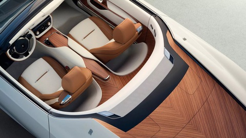 Rolls-Royce hàng thửa đắt nhất thế giới giá 740 tỉ đồng- Ảnh 8. Khu vực phía sau cabin dễ dàng gợi nhớ đến sàn du thuyền sang trọng với khu vực tắm nắng cùng bể bơi lấp lánh. Các tấm gỗ kéo dài đến đèn phanh được "đặt ở một góc 55° hoàn hảo" để đảm bảo tính khí động học
