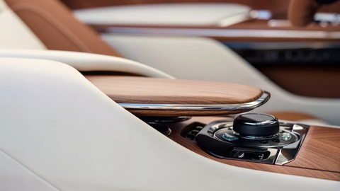 Rolls-Royce hàng thửa đắt nhất thế giới giá 740 tỉ đồng- Ảnh 7. Tổng cộng, mất tới hơn 8.000 giờ, tương đương 333 ngày (nếu "không ăn không ngủ"), để phát triển các chi tiết gỗ