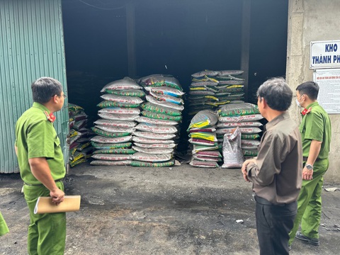 Triệt phá đường dây sản xuất, bán phân bón giả- Ảnh 1. Số lượng phân bón giả công an phát hiện tại Công ty TNHH MTV Việt Đức - Ảnh: T.S.