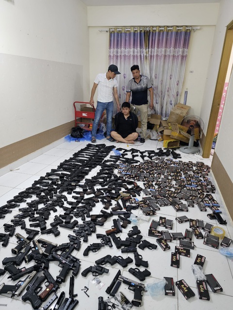 Công an TP.HCM triệt phá kho súng, đạn, công cụ hỗ trợ khủng- Ảnh 3. Kho súng, đạn, công cụ hỗ trợ được công an phát hiện, thu giữ - Ảnh: Công an cung cấp